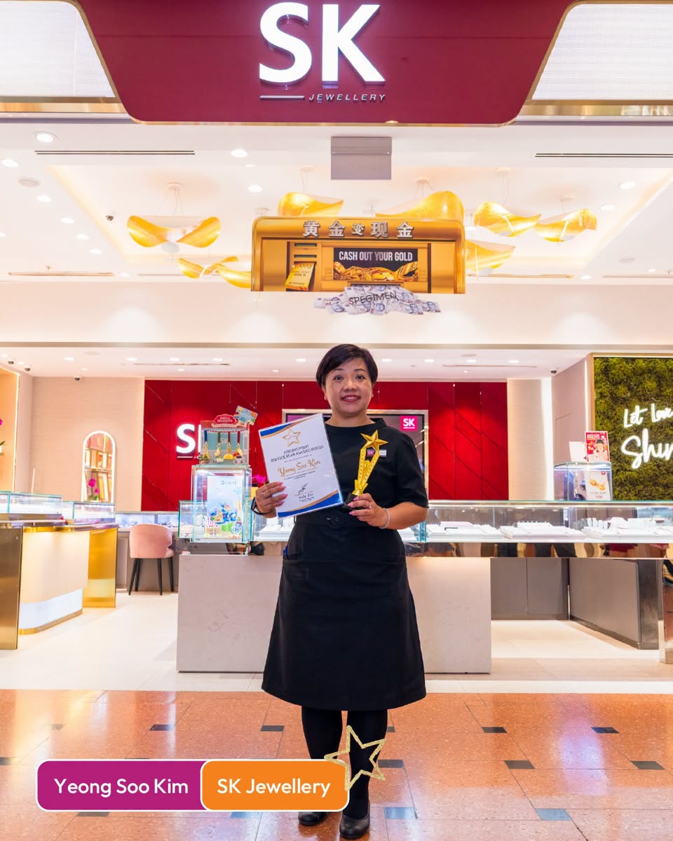Yeong Soo Kim from SK Jewellery with star award trophy