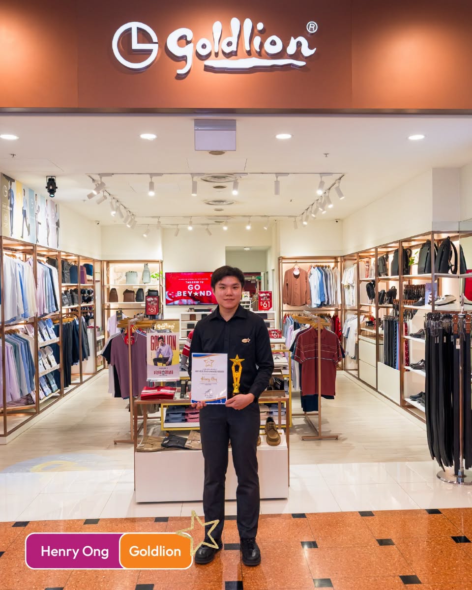 Henry Ong from Goldlion holding Best Salesman certificate