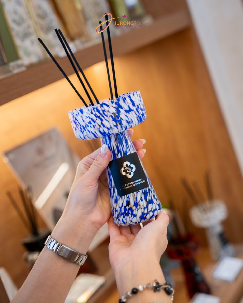 Jurong House blue-and-white speckled reed diffuser