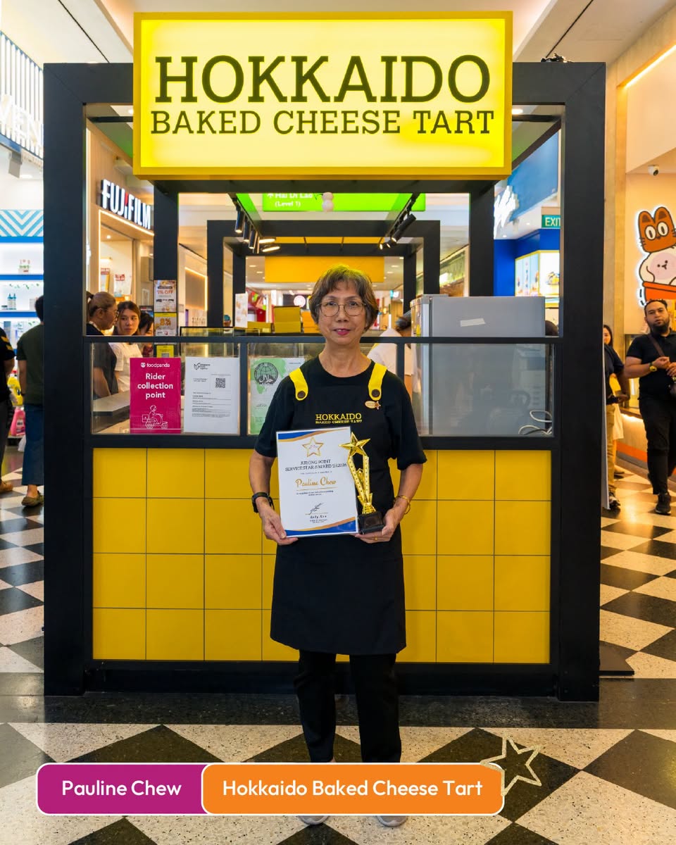 Pauline Chew from Hokkaido Baked Cheese Tart with award trophy