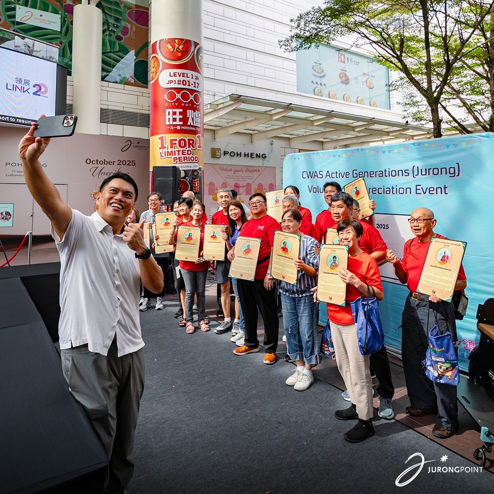 Patrick Tay 郑德源 interacting with volunteers at the CWAS Active Generations event.