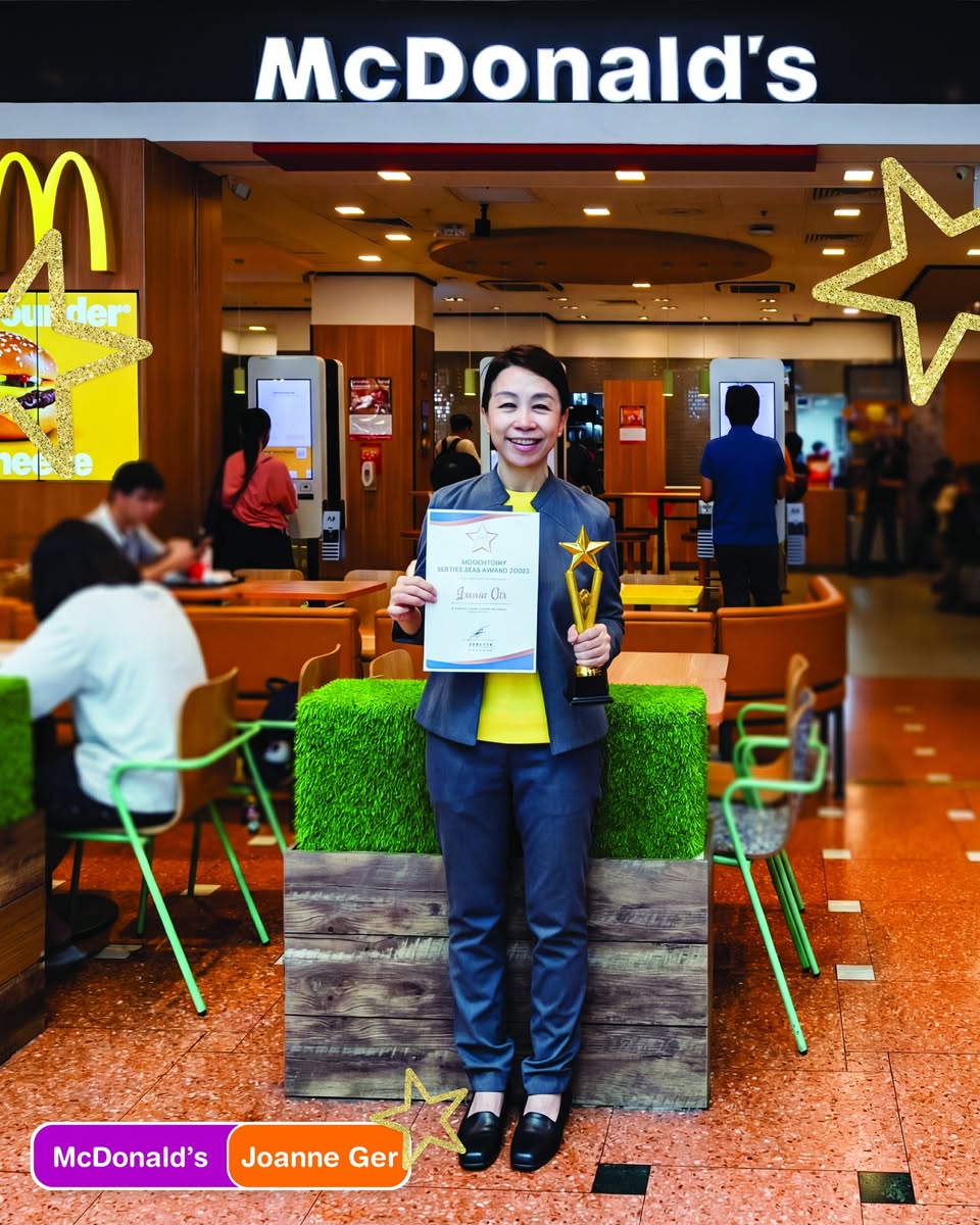 Jurong Point Service Star Award winner Diosdado Valencia JR from Hot Tomato