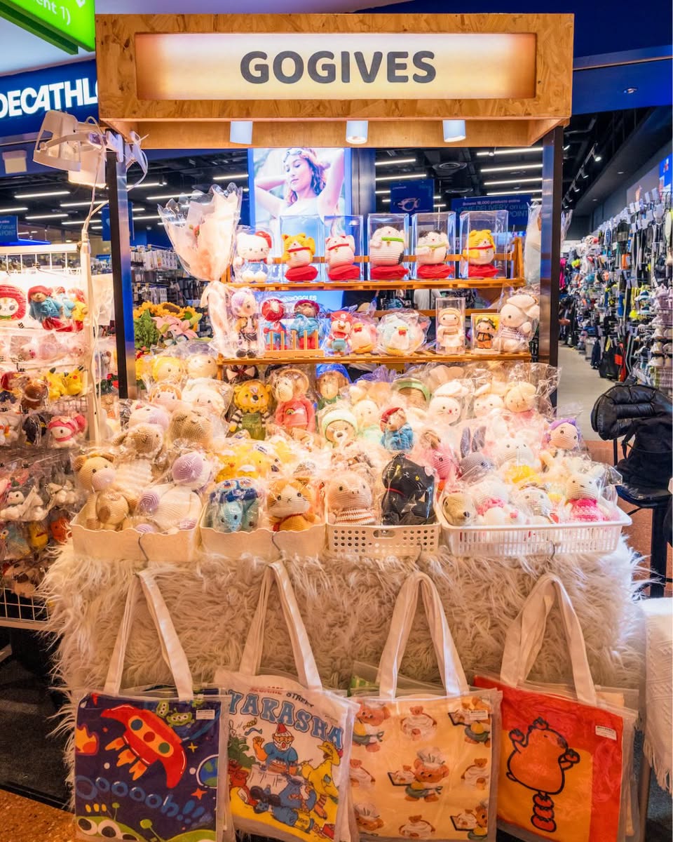 GOOVES plush toys and tote bags
