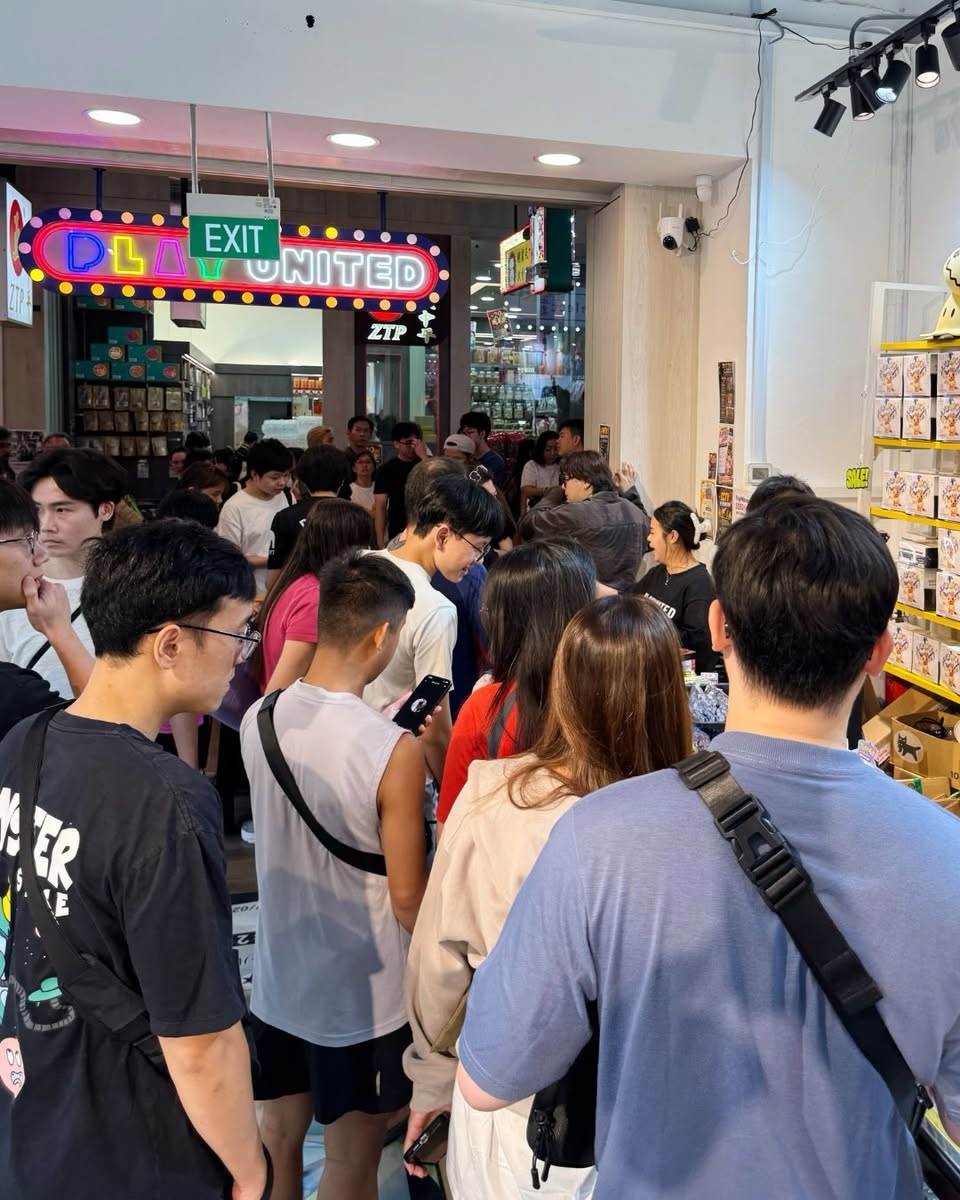 Play United storefront with crowds and queues outside the entrance at Jurong Point JP2